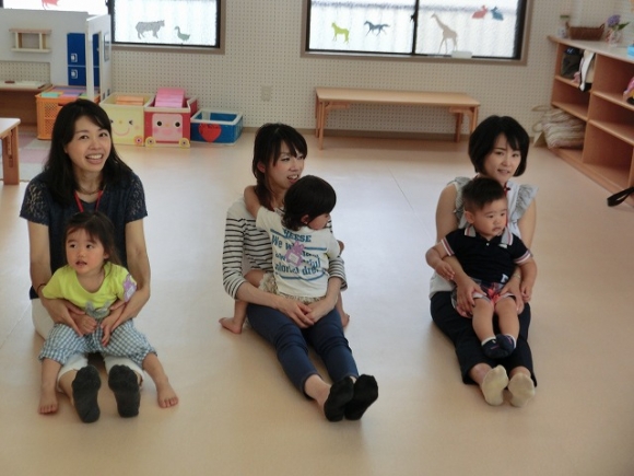 紙や新聞を使ってあそんだよ