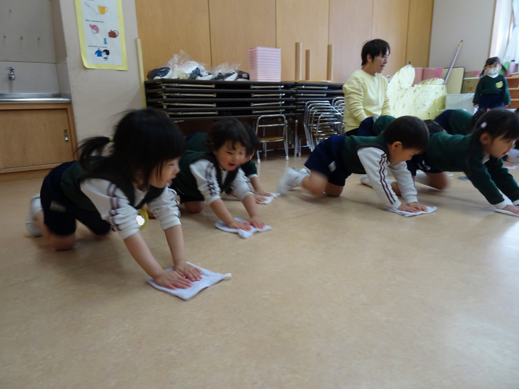 保育室の掃除をしました！（２歳・年少・年中）