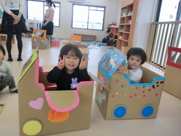 段ボール箱で車や飛行機を作ったよ うさぎクラブ 学校法人 朝日学園 朝日塾幼稚園 朝日学園グループ