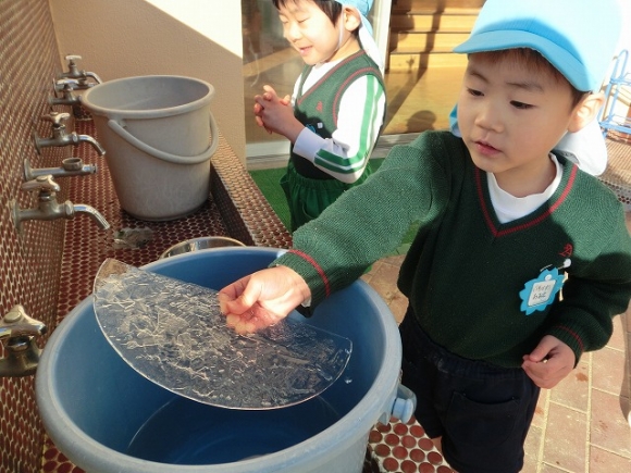氷が張ったよ！