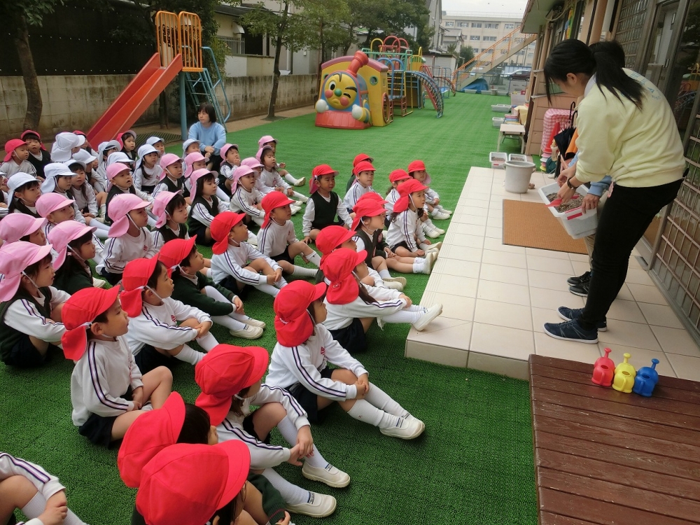 年少チューリップ植え・年中誕生祝い会
