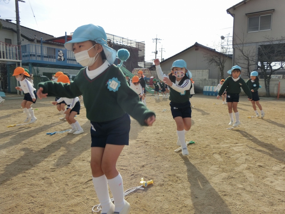 縄跳び、頑張っています！（第一園舎）