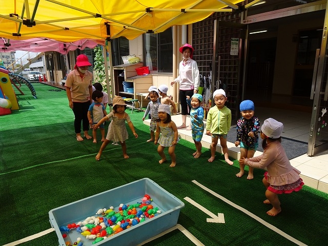 水遊び、気持ちいいよ！（2歳児）