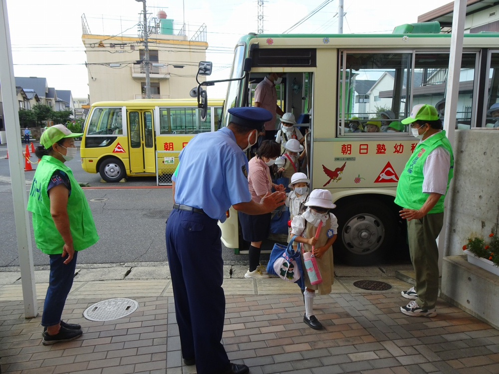 あいさつ運動・安全確認（地域・警察署との連携）