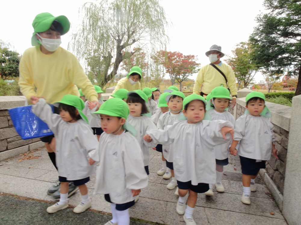 2歳児園外保育・音楽指導がありました。