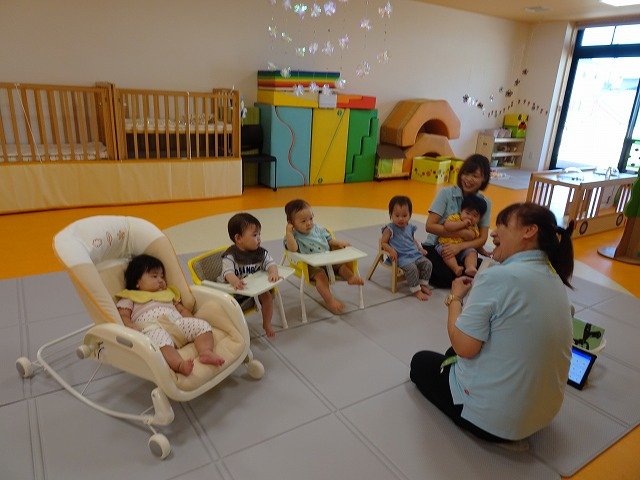 ０歳児ダイヤ組の参観日がありました。