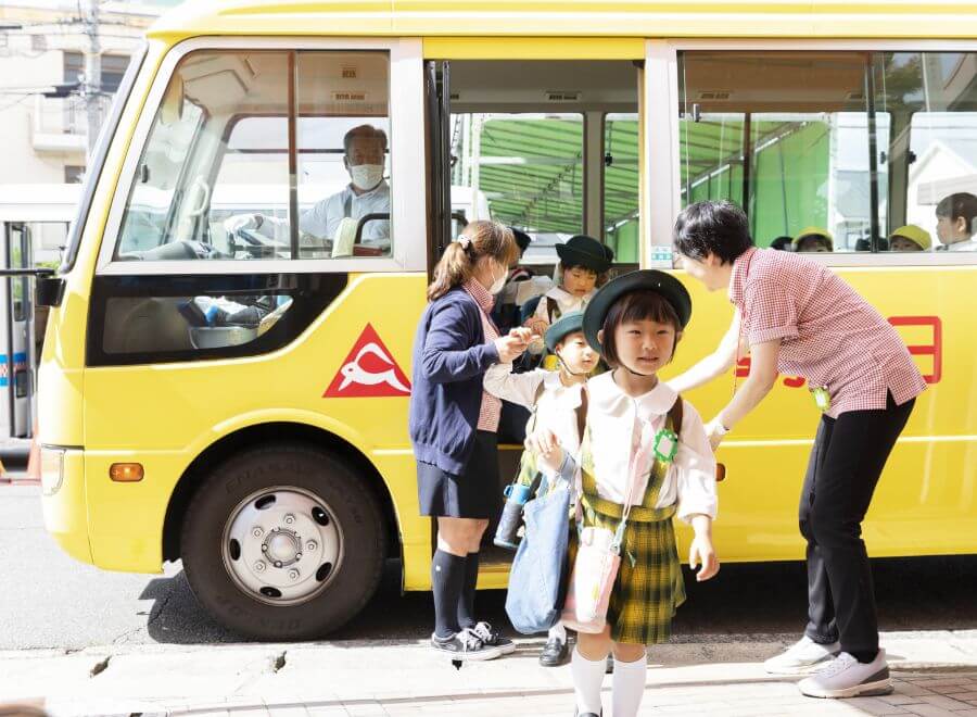 バスから降りる子どもたち