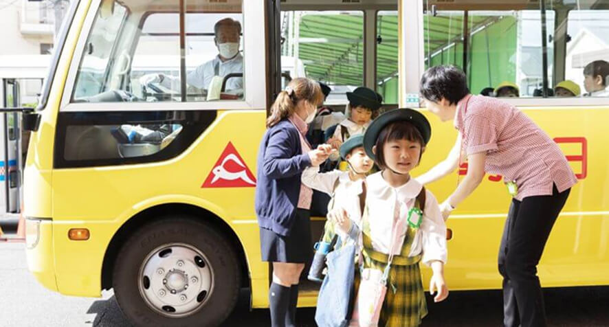 バスから降りる子どもたち