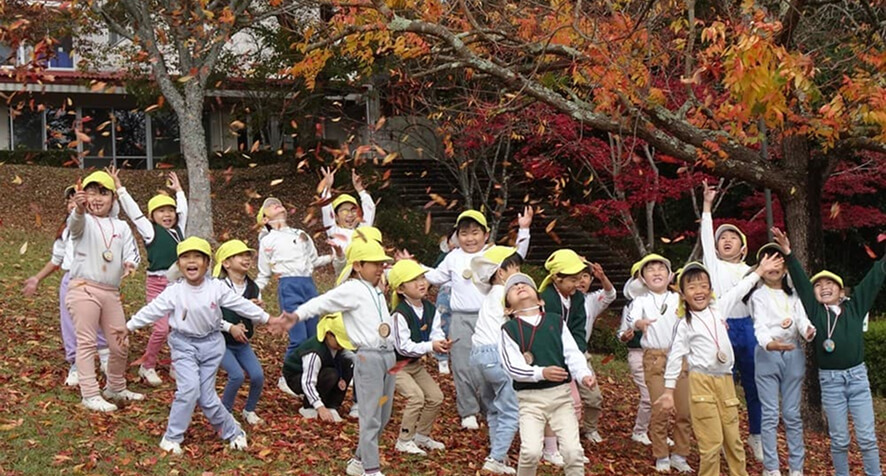 大勢で紅葉を楽しむ子どもたち