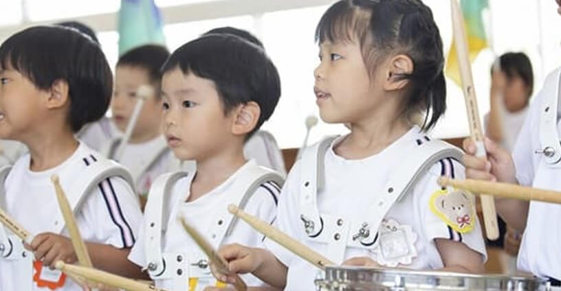 マーチングで太鼓を演奏する子どもたち