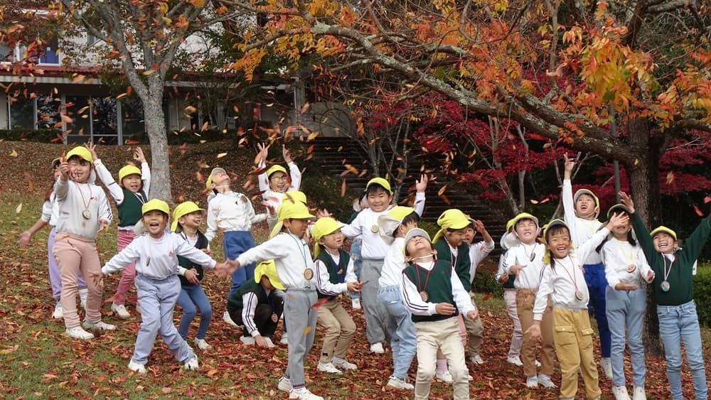 大勢で紅葉を楽しむ子どもたち
