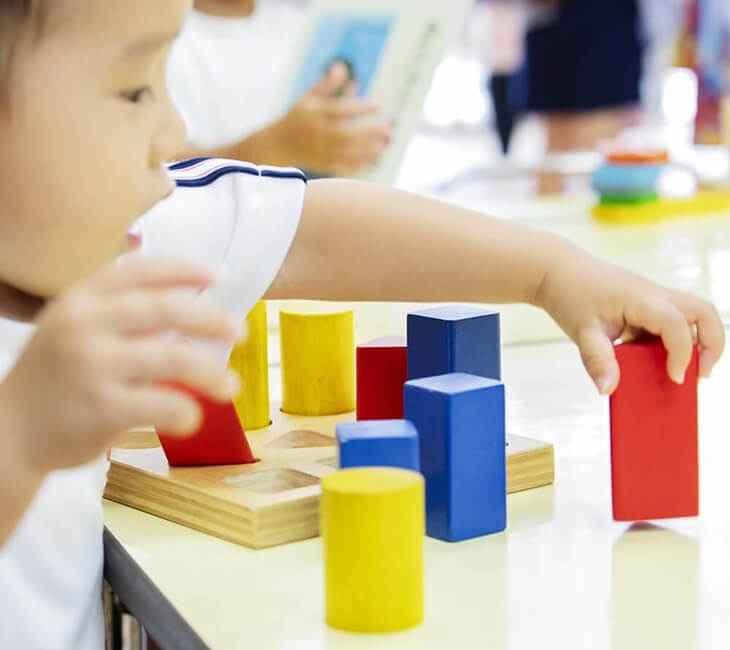 園児が積み木で遊ぶ様子