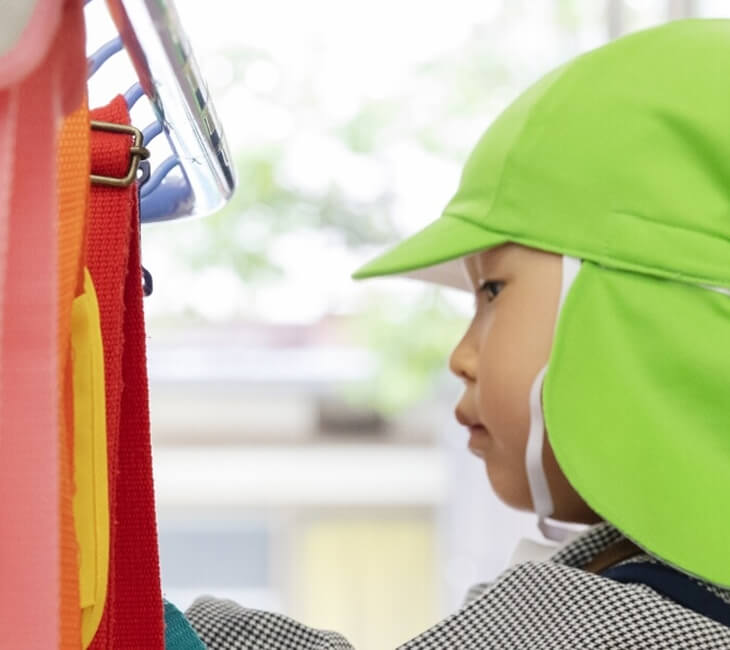 園児が下駄箱の前に並ぶ様子