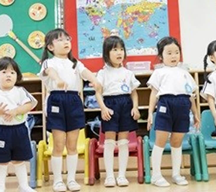 園児が教室で並ぶ様子