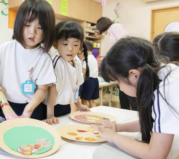 園児がごっこ遊びをする様子