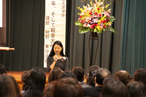 紺野美沙子氏来校　PTA教育講演会