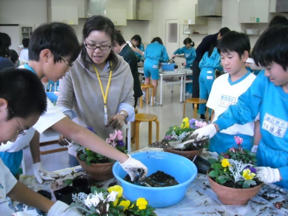 美化委員会で花育☆