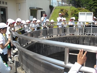 浄水場の方に説明をしていただきながら、見学しました。