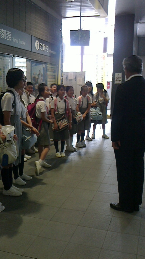 岡山駅での出発式で、校長先生からのあいさつを神妙な面持ちで聞きます。
