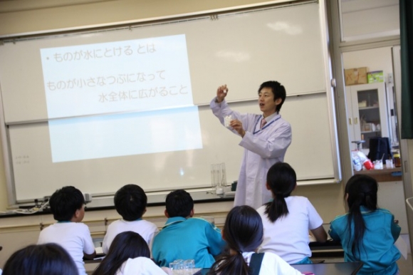 中等の山本先生による理科実験