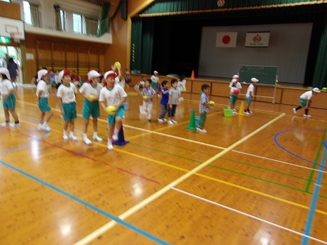 Ａ組は体育で、見学に来た子供たちとボールで活動しました。
