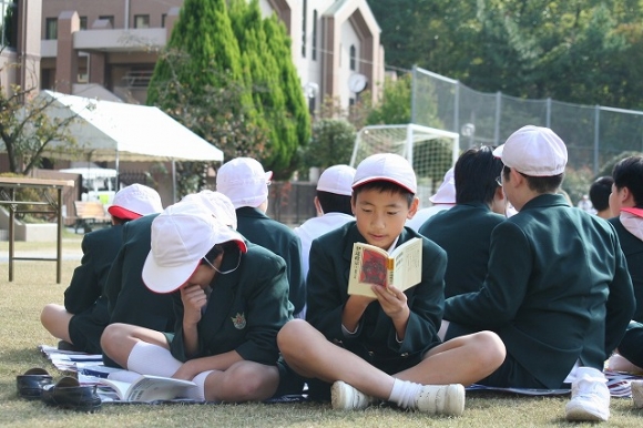 芝生で読書