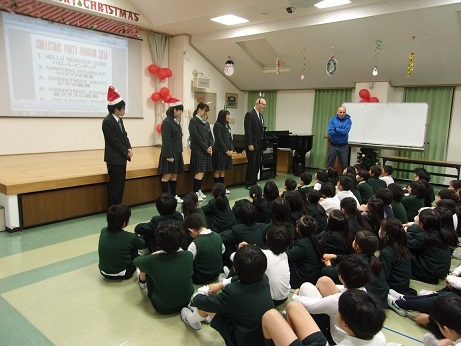 留学生のお姉さんと先生方です