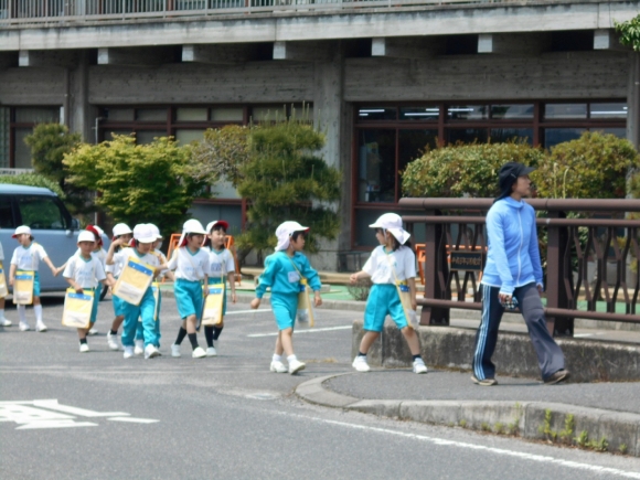 学校の周り探検に行きました。