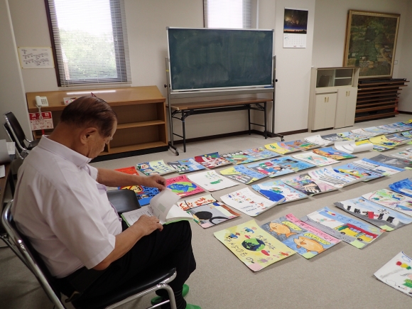 標語選考中の鳥海学園長