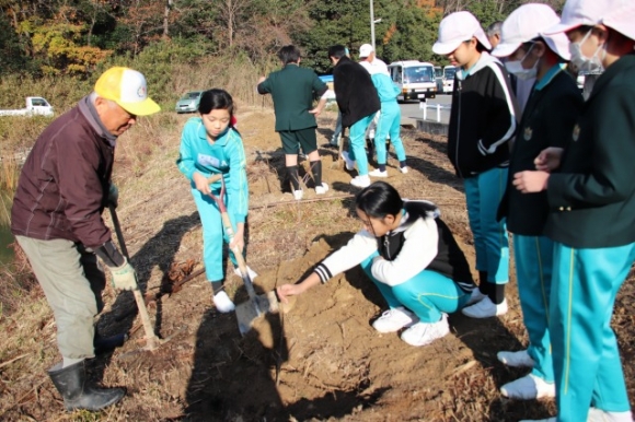 創意自然　地域の池の周りに植樹をしました