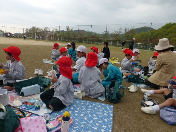 学校たんけんの前に、一緒にお弁当を食べました。