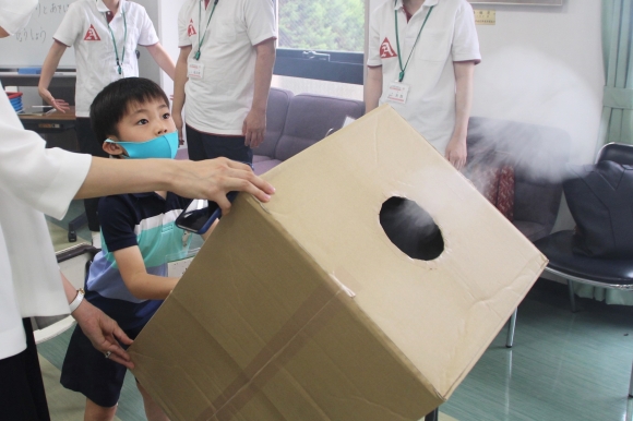 空気砲で見えない空気の動きを見る事ができました。