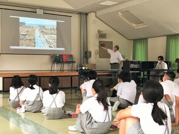 ６年生が「平和学習」の授業を受けました。