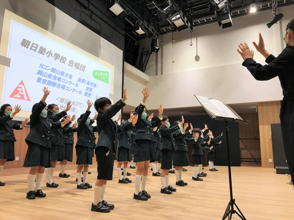 朝日塾小学校合唱団がＯＨＫアナウンサーの方々と交流しました