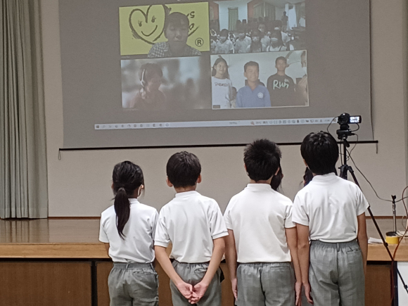 カンボジアの小学生たちと交流