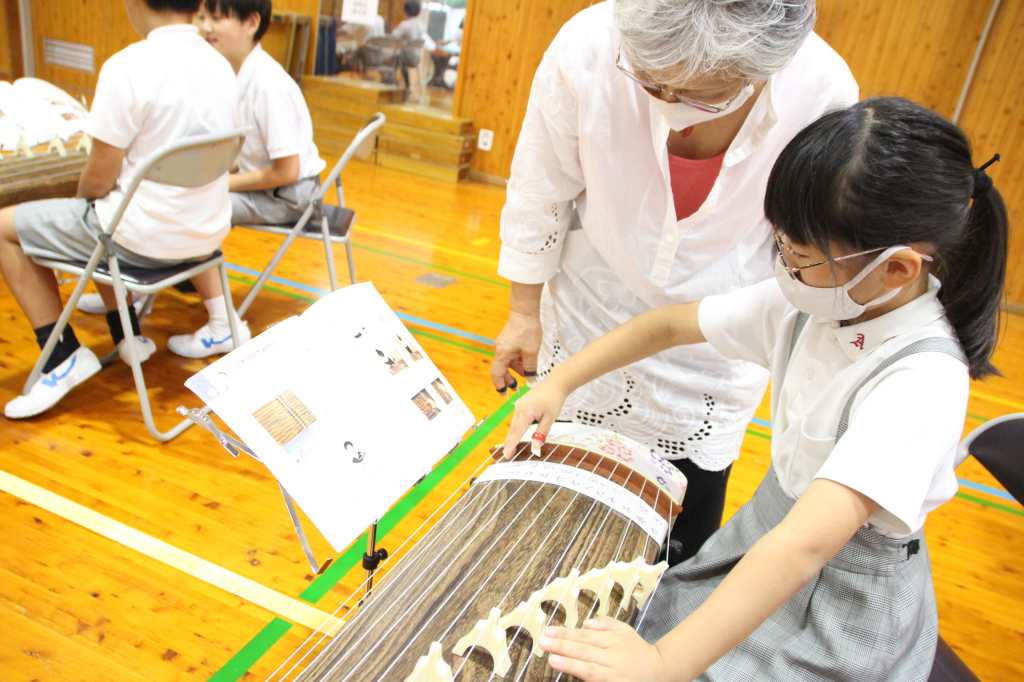 和楽器（筝）体験をしました