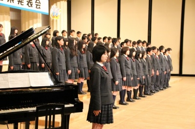 中等生の歌声が会場を包みました