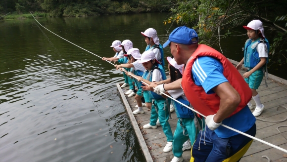 山の学校 いかだ遊び