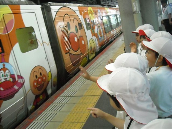 アンパンマン列車に大はしゃぎ。