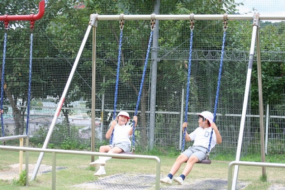 ブランコ下が補修されています