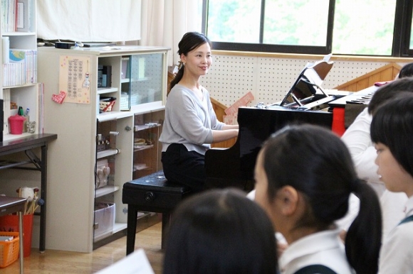 伴奏の守屋先生です