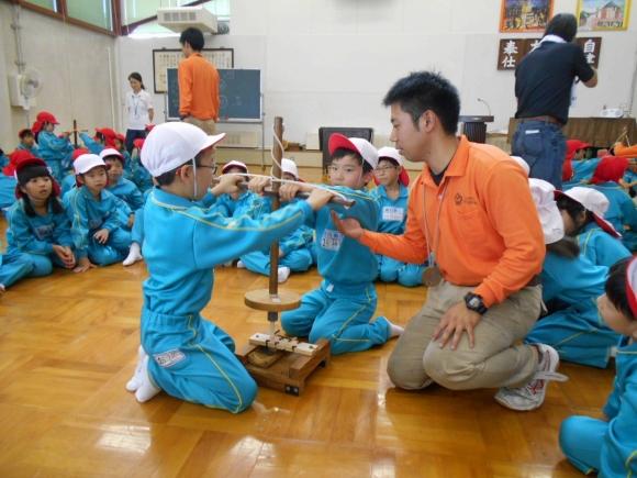 最初の活動は採火活動です。みんなで「頑張れ！頑張れ！」と応援しました。