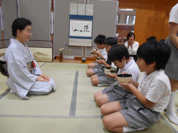 礼法指導で茶道体験をしました。