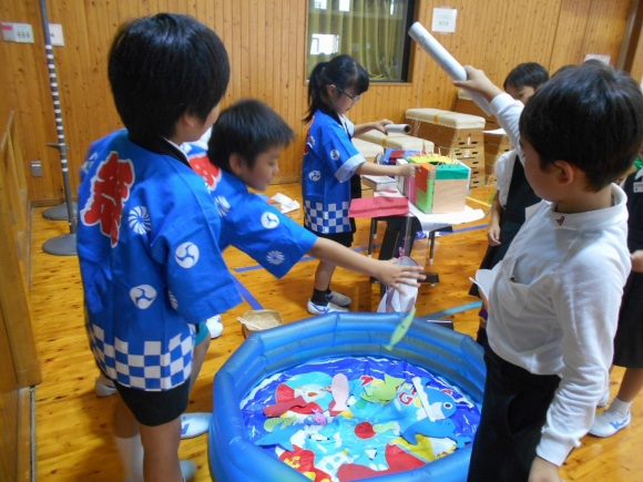 魚釣りやおばけや，くじびきやなど１８ものお店がありました。