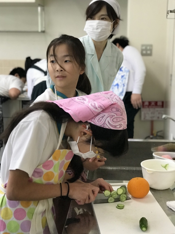 家庭科で飾り切りの練習をしました