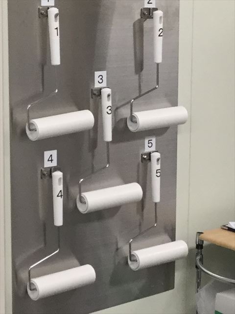 エプロンなどのほこりを取ります。