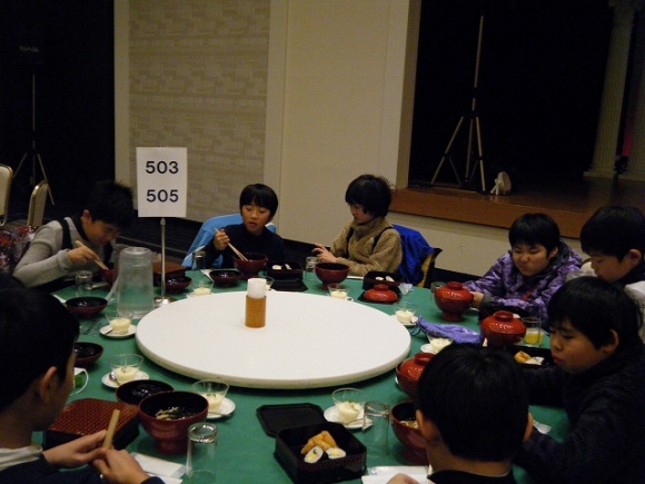 昼食にうどんとお寿司を食べています！