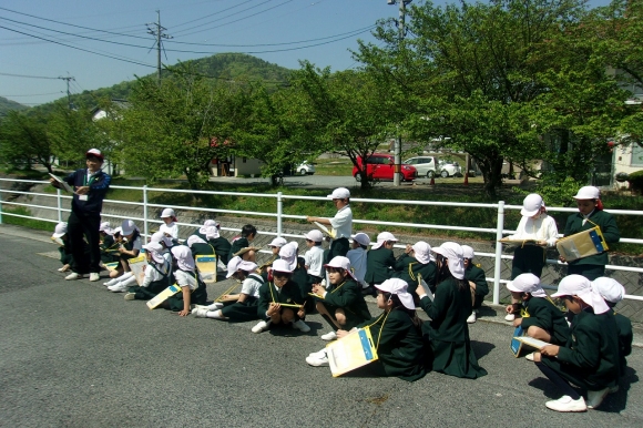 学校まわり探検をしました！