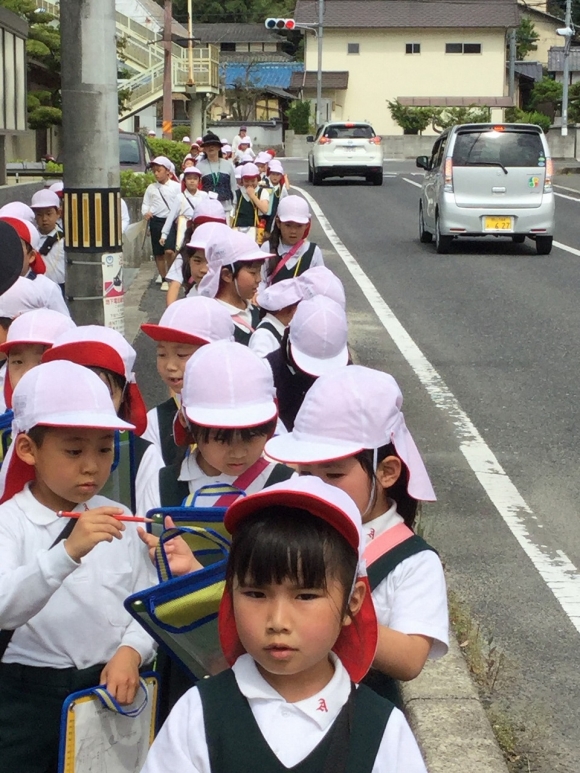 学校の周り探検に行きました