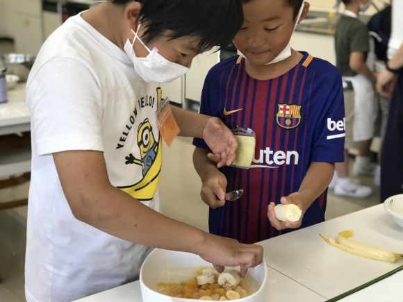 にこにこ学童　夏休み　ふんすいフルーツポンチをつくりました